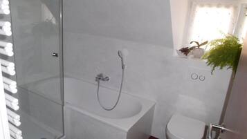 Baignoire, sĂšche-cheveux, serviettes fournies, savon