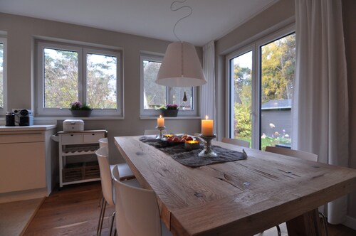 Stilvoll, luxuriös, direkter Strandzugang vom Garten, Sauna, Kamin, Strandkorb