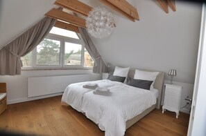 4 Schlafzimmer, Zimmersafe, Schreibtisch, Bügeleisen/Bügelbrett