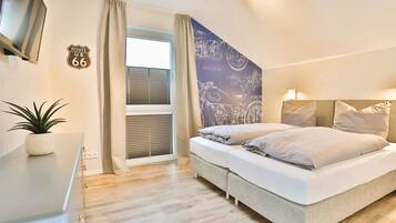 9 bedrooms, desk, travel crib, WiFi