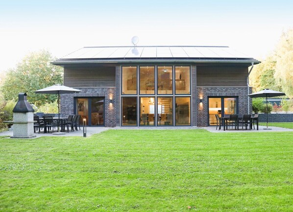 Outdoor dining - Villa Thormarcon, Plauer See, 20 guests, sauna+pool (Malchow)