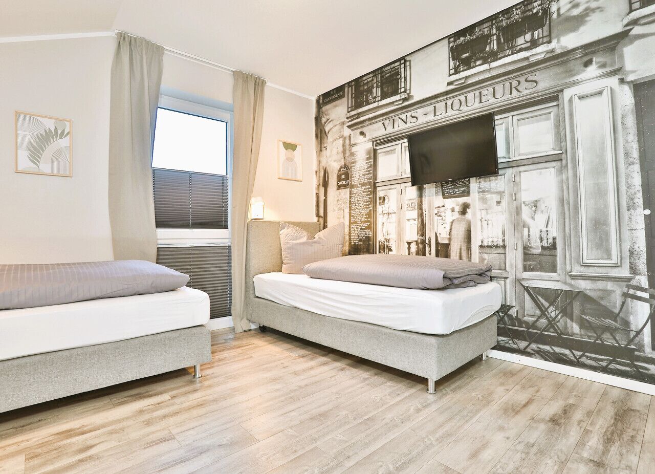 9 Schlafzimmer, Schreibtisch, Reisekinderbett, WLAN