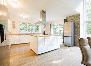 Een koelkast, een microgolfoven, een oven, een kookplaat