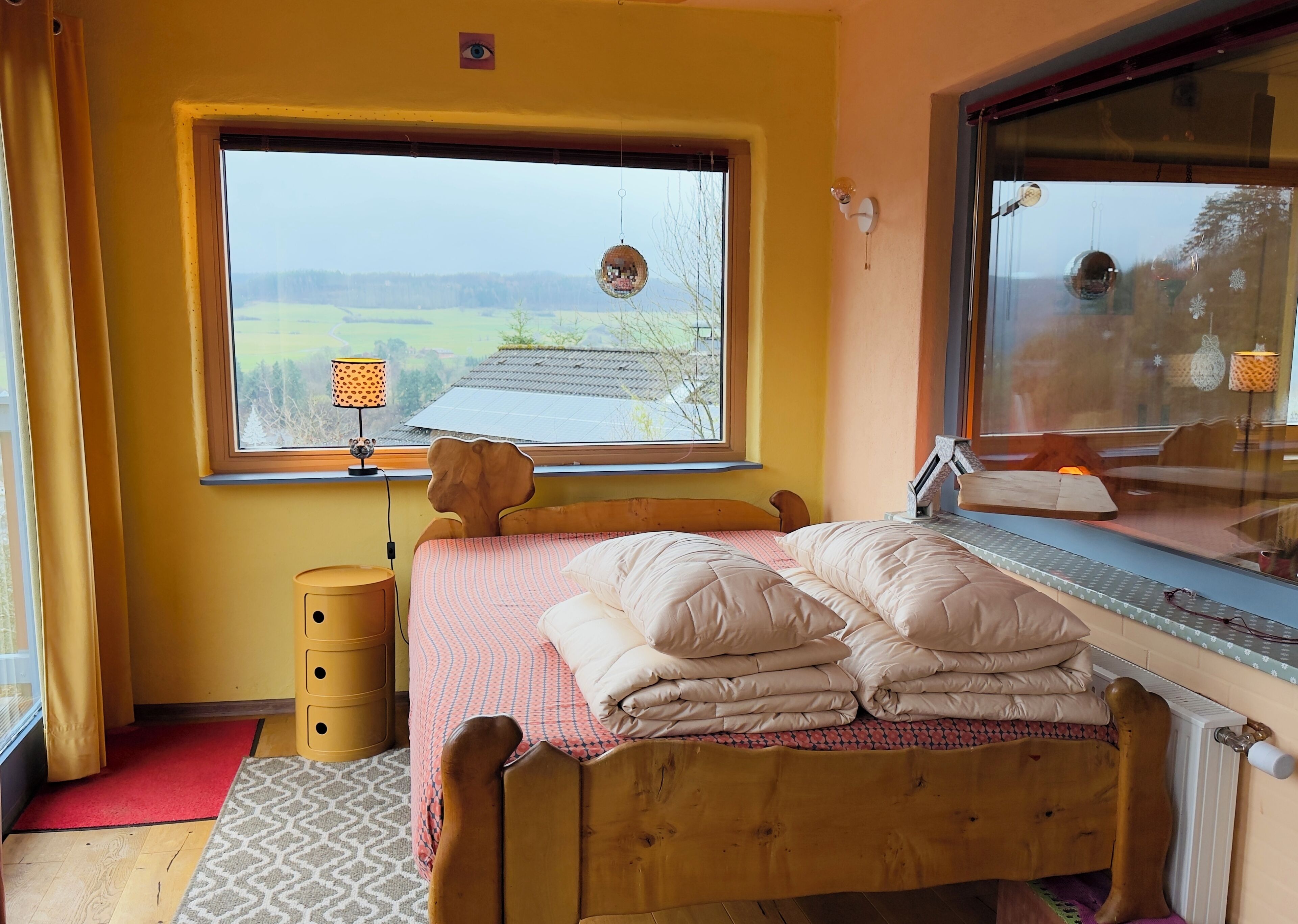 5 chambres, bureau, fer et planche à repasser, lit parapluie