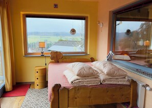 5 slaapkamers, een bureau, een strijkplank/strijkijzer, reisbedje