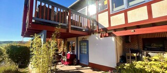 Comment dans le ciel, maison colorée sur une colline avec vue imprenable sur la Ederta