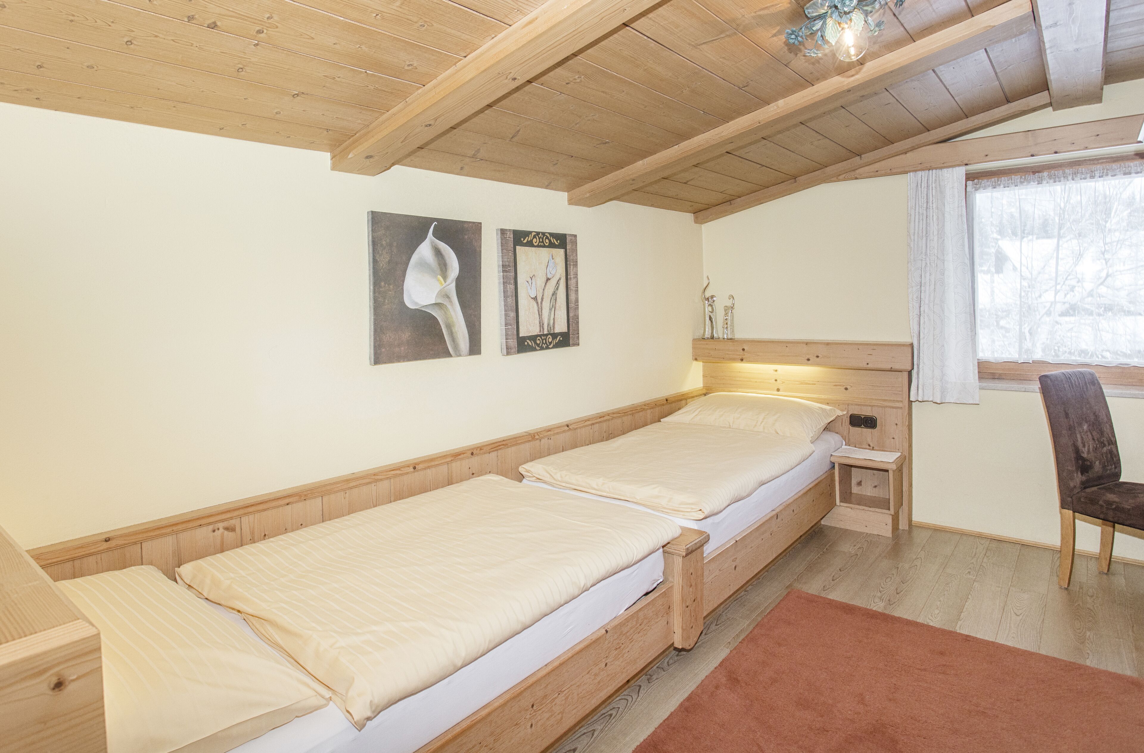 3 habitaciones, tabla de planchar con plancha y cuna de viaje 