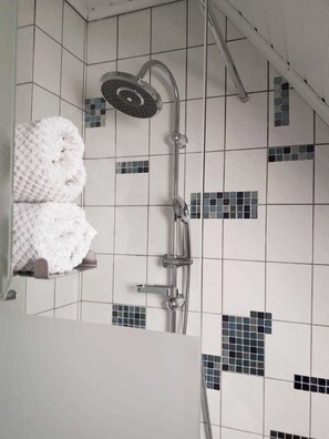 Douche, sèche-cheveux, serviettes fournies, savon