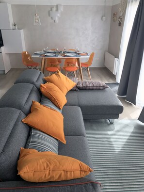 TV, DVD-spiller, leker og bøker