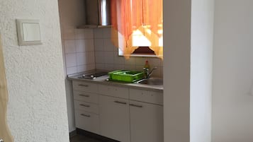 Kühlschrank, Ofen, Herdplatte, Wasserkocher mit Kaffee-/Teezubehör