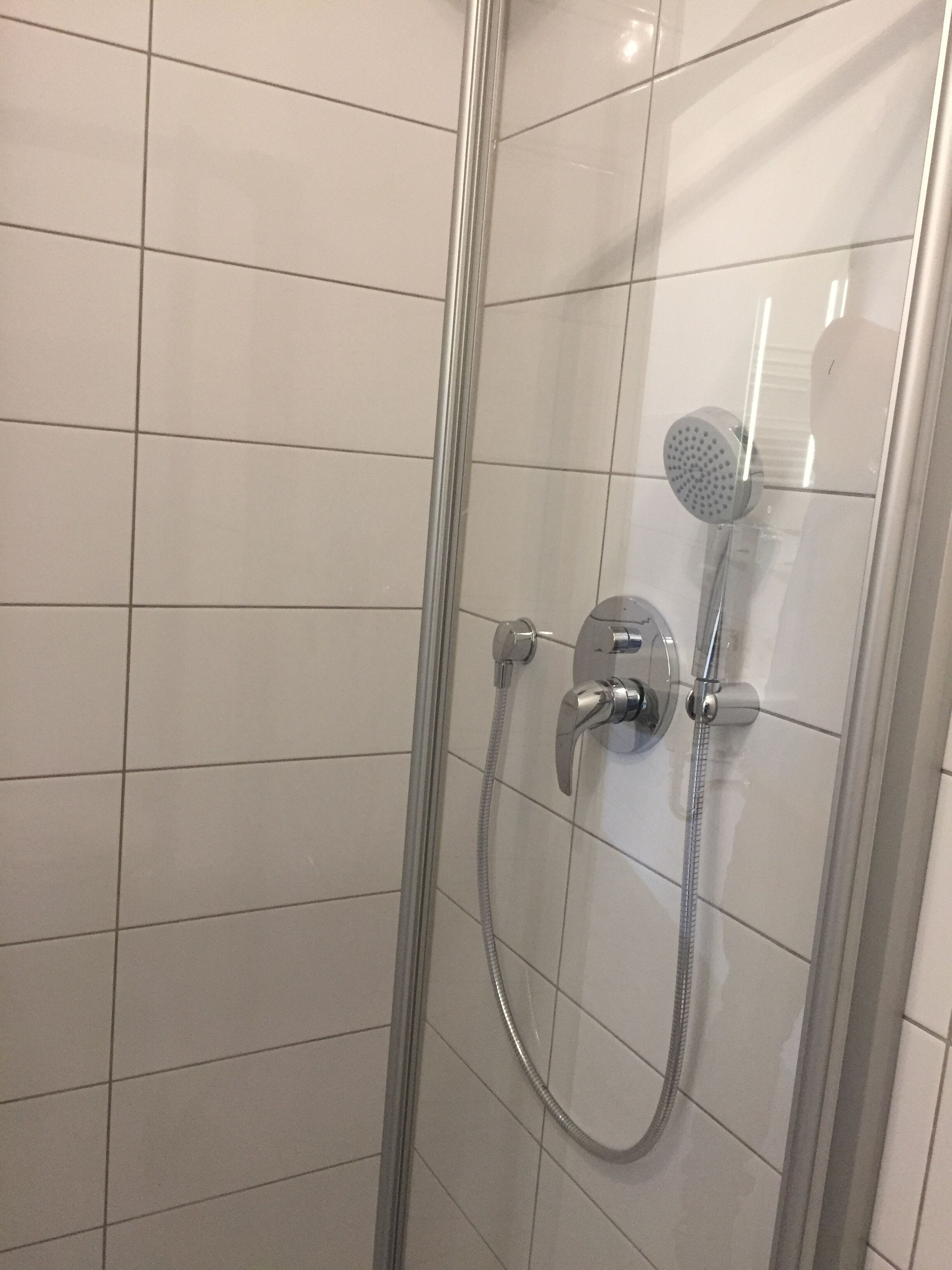 Douche, sèche-cheveux, serviettes fournies, papier toilette