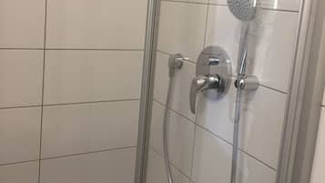 Douche, sèche-cheveux, serviettes fournies, papier toilette