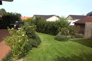 Outdoor dining - High-quality furnished vacation apartment with terrace and garden in Boiensdorf (Boiensdorf)