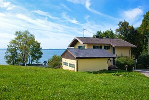 Exterior - 145 m² directly on the "Bavarian Sea" with spectacular lake and mountain views (Chieming)