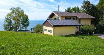 145 m² directly on the "Bavarian Sea" with spectacular lake and mountain views