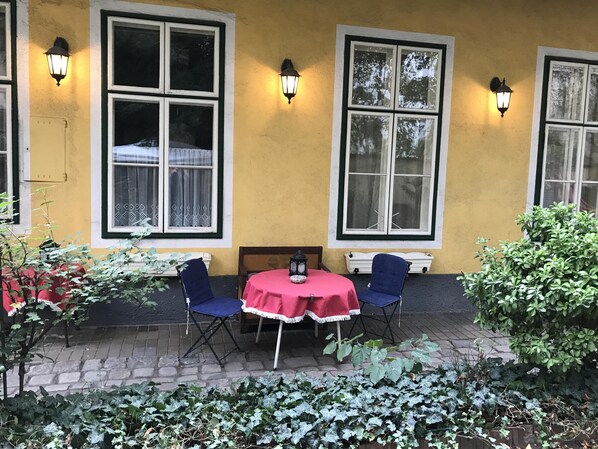 Outdoor dining - 70m ² apartment with direct garden access (Wien)