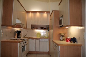 Fridge, microwave, oven, stovetop - 70m ² apartment with direct garden access (Wien)