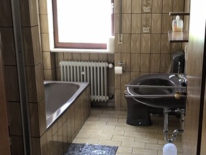 Badewanne, Haartrockner, Handtücher, Seife