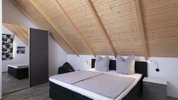 3 bedrooms, in-room safe, desk, travel crib