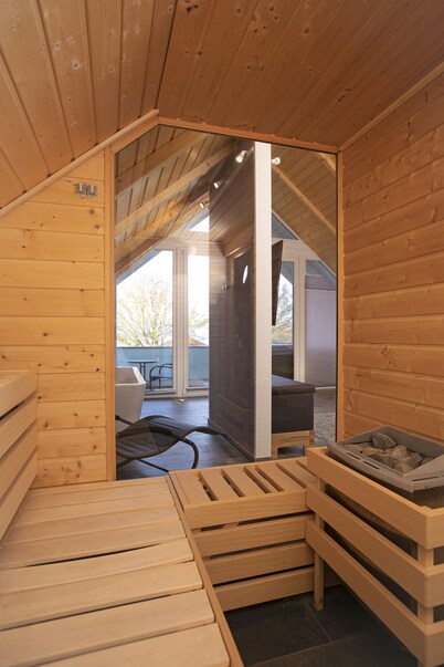 casa de playa en el lago, esgrima, a 30 metros del lago, con jacuzzi exterior y sauna