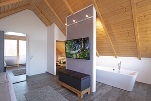 3 quartos, cofres nos quartos, escrivaninha, berço de viagem