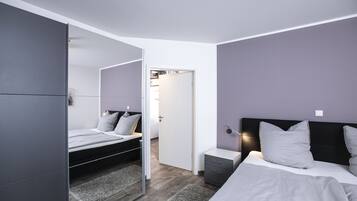 3 室のベッドルーム、セーフティボックス (室内)、デスク、旅行用ベビーベッド