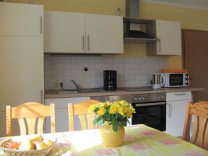 Kühlschrank, Mikrowelle, Ofen, Geschirrspüler