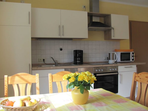 Kühlschrank, Mikrowelle, Ofen, Geschirrspüler