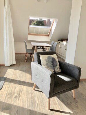 Älytelevisio, DVD-soitin, kirjoja, stereot