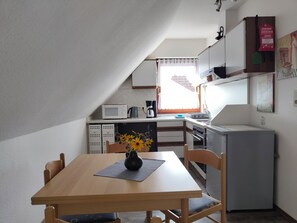 KĂŒhlschrank, Mikrowelle, Herdplatte, Wasserkocher mit Kaffee-/Teezubehör