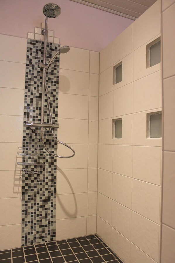 Bathtub, hair dryer, towels, soap - Large, comfortable apartment, close to nature, in the village (Bodenfelde)