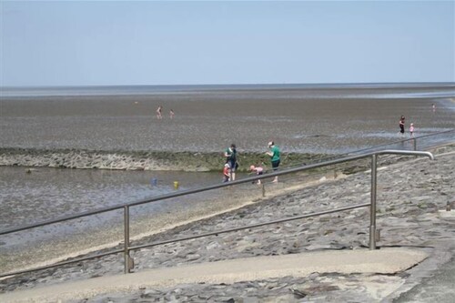 Middle row house near the beach, quiet location but in the middle of life