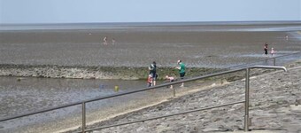 Middle row house near the beach, quiet location but in the middle of life