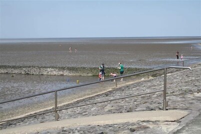 Middle row house near the beach, quiet location but in the middle of life