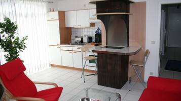 Kühlschrank, Mikrowelle, Ofen, Herdplatte