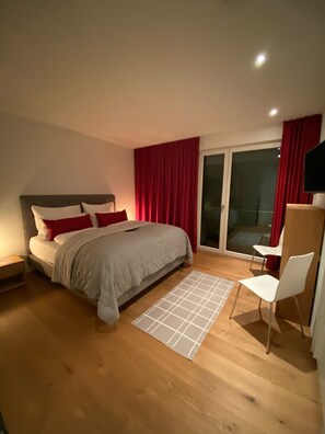 3 dormitorios, caja fuerte, escritorio y tabla de planchar con plancha