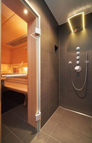 Jetted bath, eco-friendly toiletries, hair dryer, towels