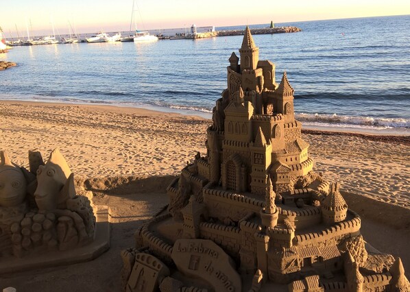 Ubicación cercana a la playa, tumbonas y toallas de playa