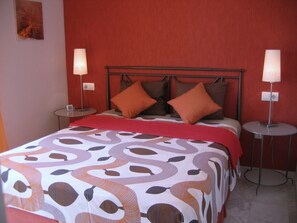 2 bedrooms, in-room safe, iron/ironing board, free WiFi