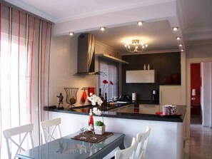 Frigorífico, horno, placa de cocina y lavavajillas