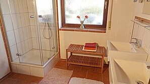 Dusch, hårtork, handdukar och tvål