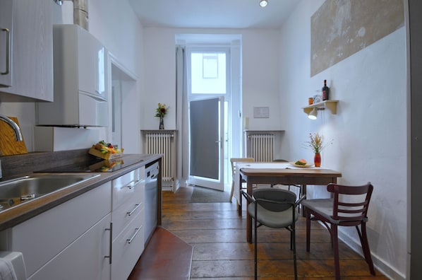 Fridge, oven, stovetop, dishwasher