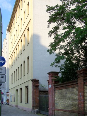 Exterior - Renovated old apartment with shower room, separate eat-in kitchen and washing machine (Berlin)