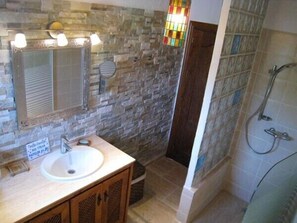 Douche, sèche-cheveux, serviettes fournies, savon