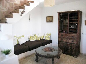 TV, peis, DVD-spiller og bøker