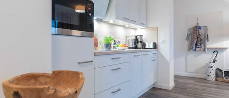 Refrigerador, microondas, lavavajillas y cafetera y tetera