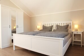 8 Schlafzimmer, Schreibtisch, WLAN