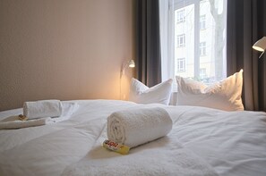 1 habitación, tabla de planchar con plancha y cuna de viaje 