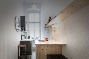 Kühlschrank, Mikrowelle, Herdplatte, Geschirrspüler