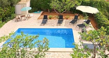 Quiet residential area, beach 300m, pool, rustic kitchen, ideal for families
